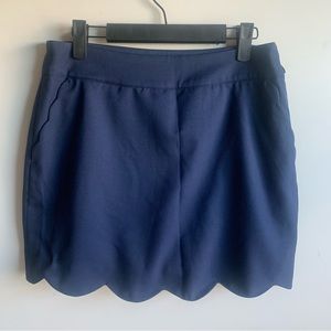 Vineyard Vines Skort, navy blue with scalloped hem. Front pockets, 2
